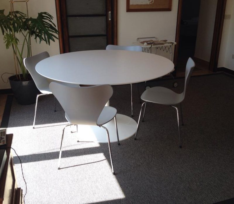 tavolo saarine con sedie jacobsen